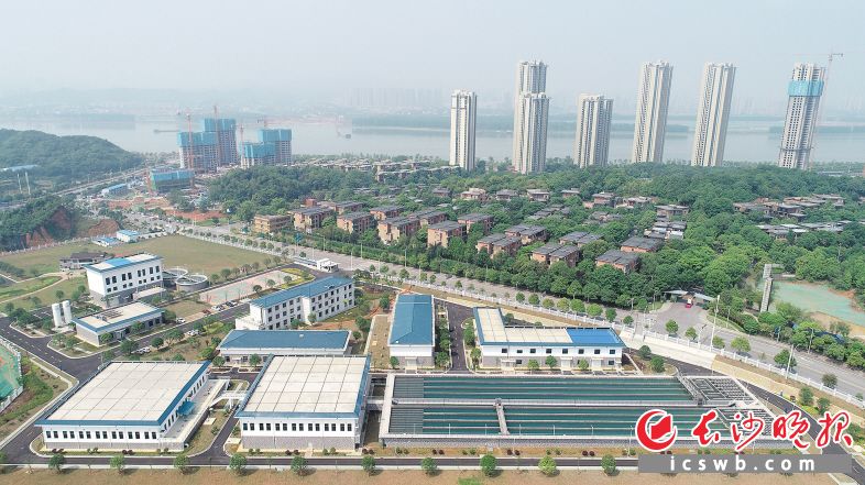 長沙第六水廠位于開福區(qū)芙蓉北路與興聯(lián)路、創(chuàng)遠路交會處西北角，占地面積157.36畝，項目一期供水能力為10萬噸/日，遠景總規(guī)模為50萬噸/日。