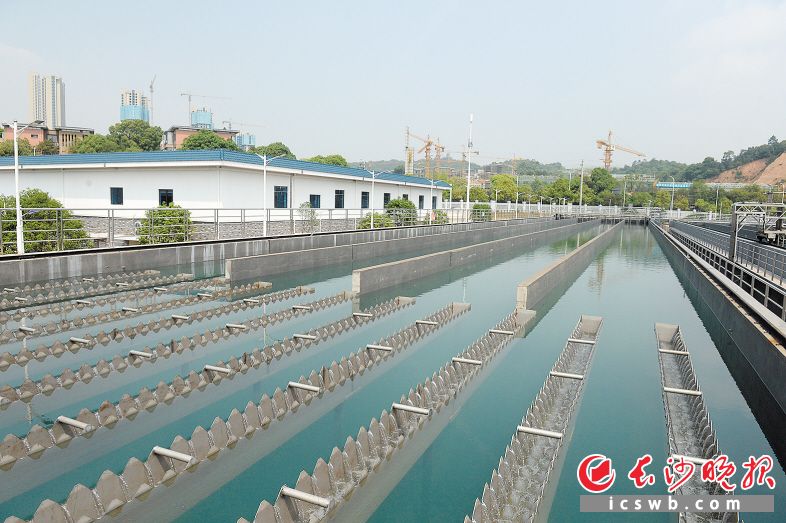 長沙第六水廠位于開福區(qū)芙蓉北路與興聯(lián)路、創(chuàng)遠路交會處西北角，占地面積157.36畝，項目一期供水能力為10萬噸/日，遠景總規(guī)模為50萬噸/日。