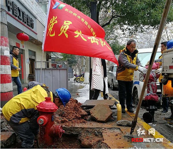 長沙供水有限公司工作人員正對消火栓進(jìn)行維護(hù)。（資料圖）